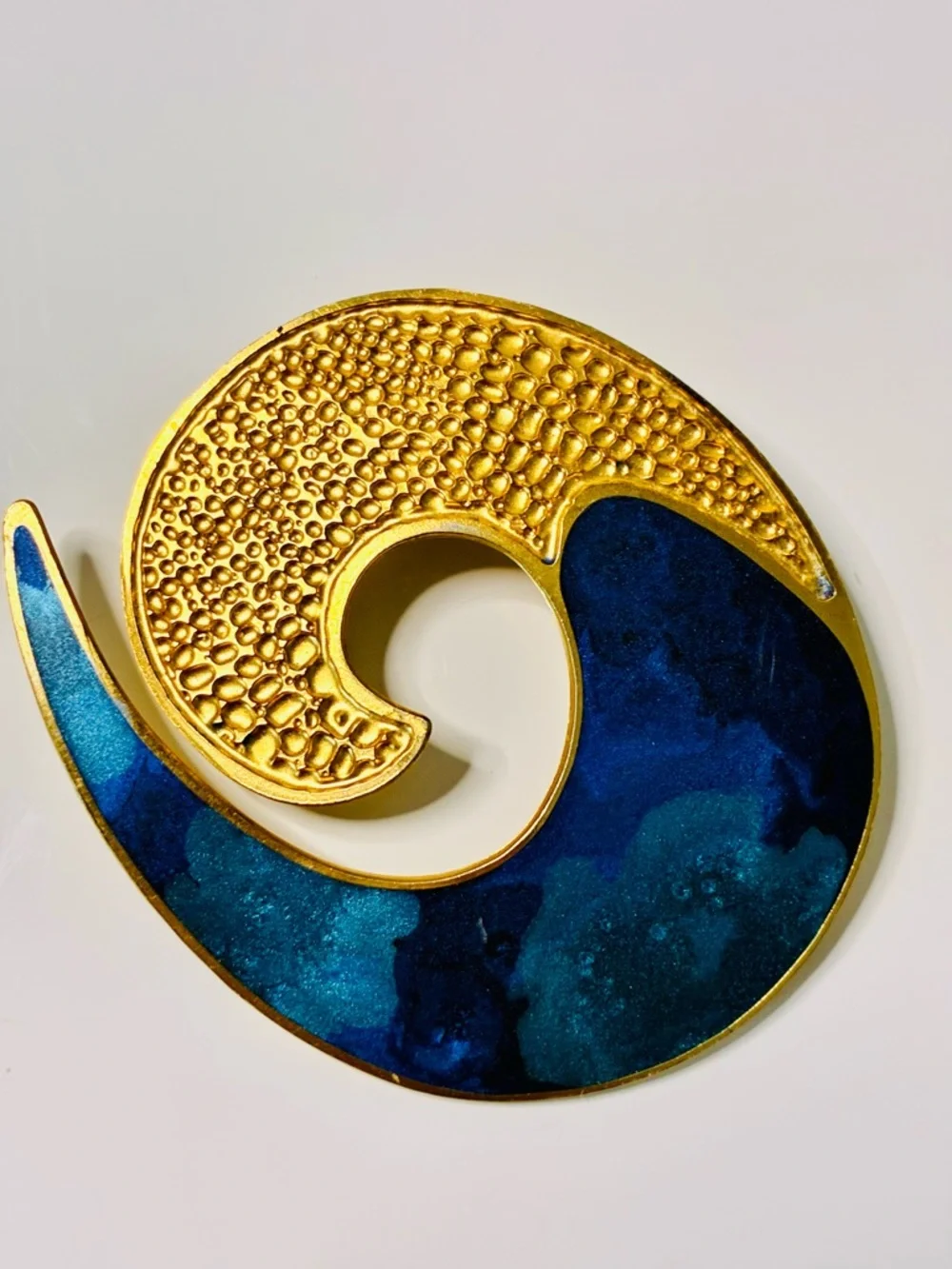 VTG Matte Enamel Gold Blue Swirl Textured Brooch - Women's Decorative Pin EUC